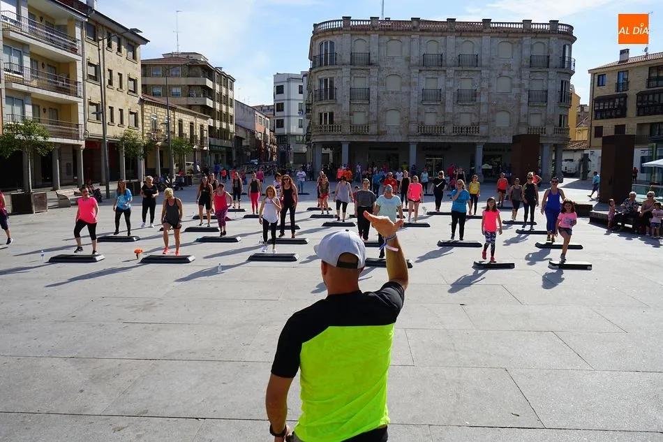La Plaza Mayor se convierte en pista de baile solidaria