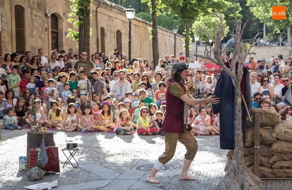 Ilusión y magia para los más pequeños en el espectáculo infantil de luciérnagas