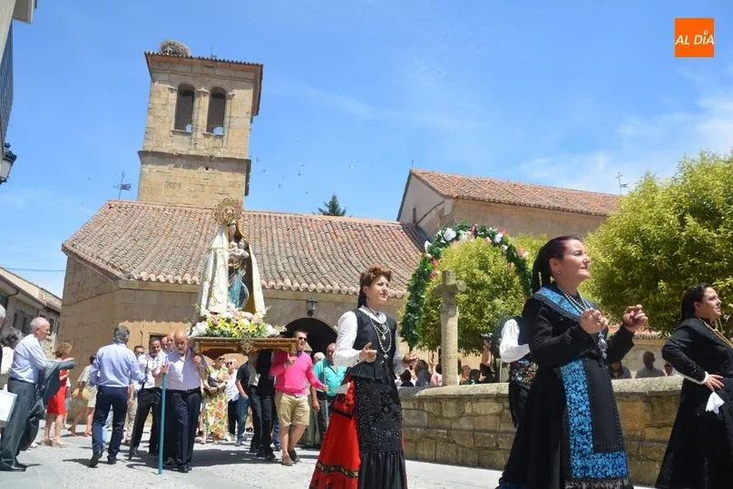 Procesión de la Virgen por las calles de Villamayor en el día grande de las fiestas. Fotos: Lydia González