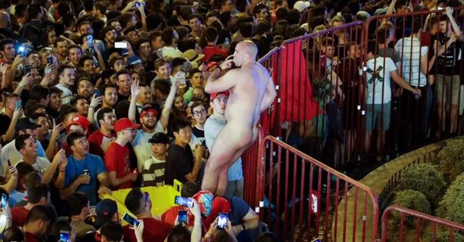 El aficionado fue detenido por la Policía Municipal. Foto: Antena 3