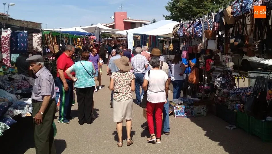 el mercasdillo de Trabanca se celebra cada primer domingo de mes / VÍCTOR PACHO