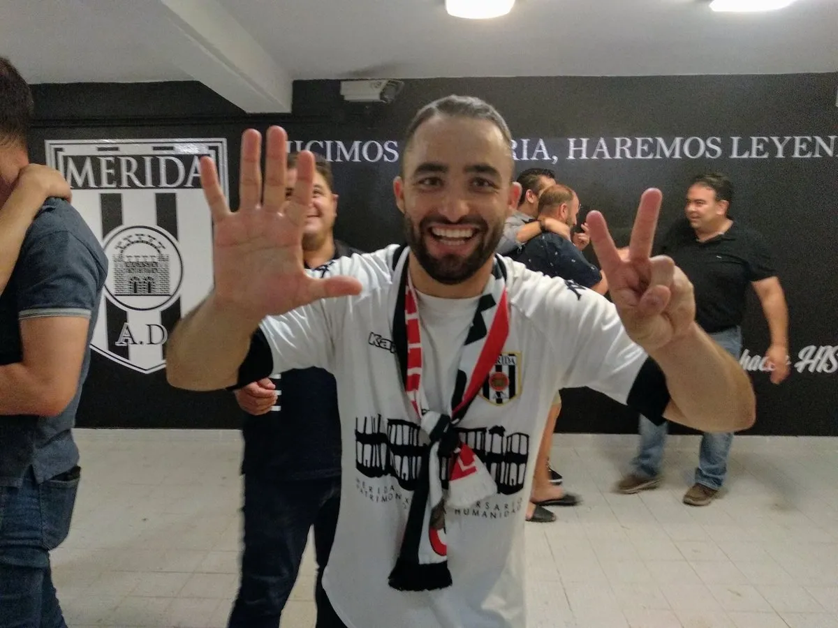 Cristo Medina señala sus siete ascensos / @ELTITI_20