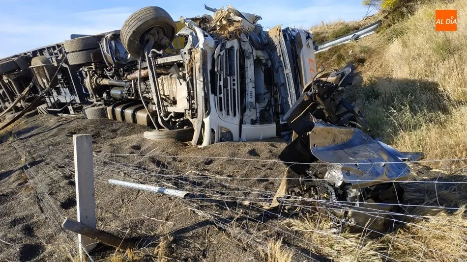 Un camión accidente en la A-66 / Kiko Robles