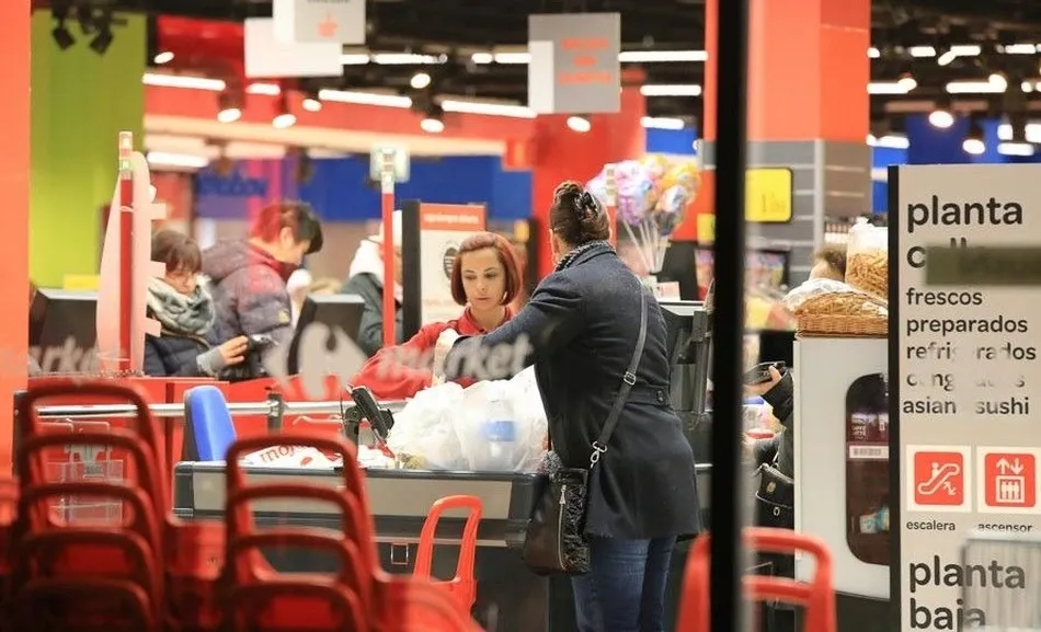 Una trabajadora de un centro comercial.