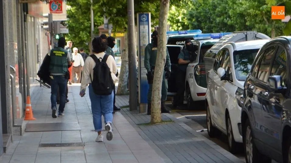 Un grupo de agentes, durante la intervención