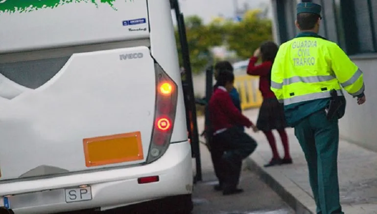 Unos guardias civiles, durante un suceso / LA VANGUARDIA