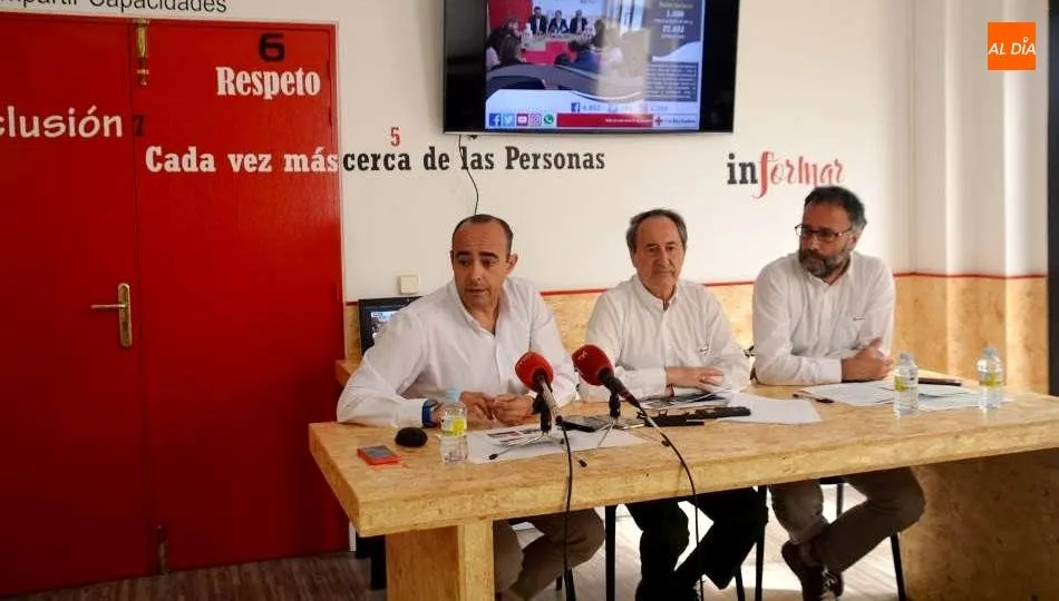 Jesús Juanes, presidente provincial de Cruz Roja, entre Carlos Santos, secretario provincial, y Javier Vicente, coordinador provincial. Foto de Lydia González