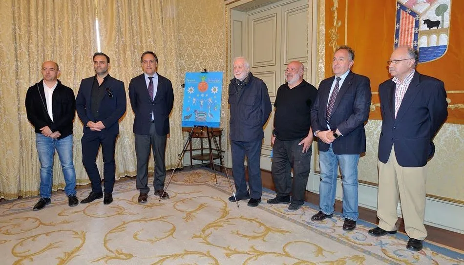 El alcalde de Salamanca, Carlos García Carbayo, y el artista Ramiro Tapia, autor del cartel que anuncia estas fiestas, junto a otros colaboradores en estos actos