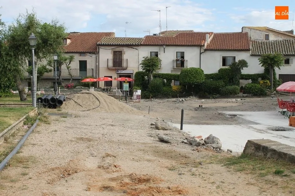 Estado actual del entorno de los jardines de la Fortaleza, con las obras paralizadas.