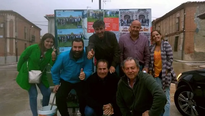 Oliva Martínez (derecha) se ha mostrado con ganas y fuerza para tomar posesión de su cargo como concejal de Macotera tras las amenazas