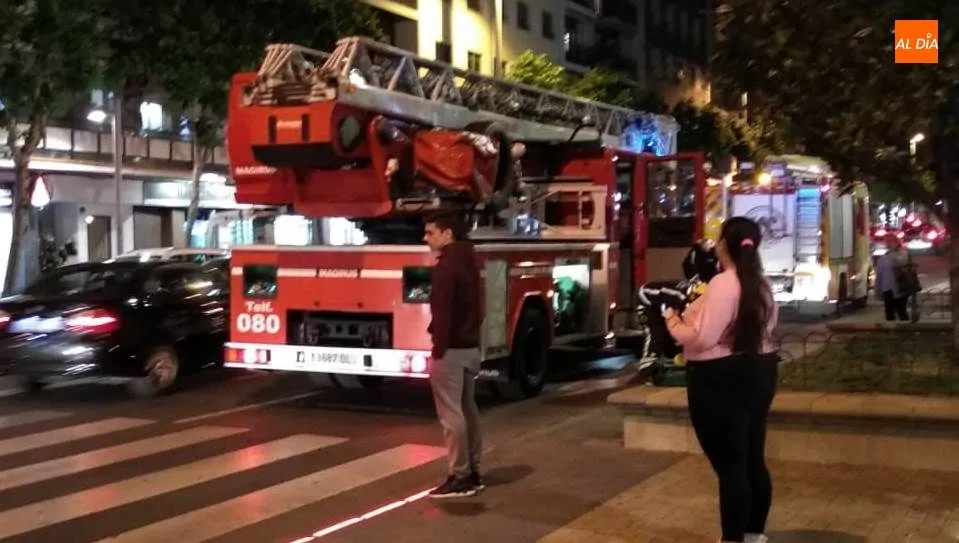 Las dos dotaciones de los Bomberos que acudían al paseo Torres Villarroel