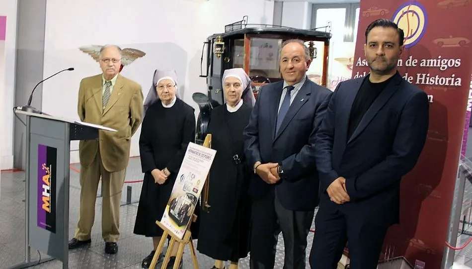 El presidente de la Asociación de Amigos del Museo de Automoción, José Luis Rodríguez Argüeso, y el director del museo, Luis Miguel Mata, junto a otros participantes de esta campaña