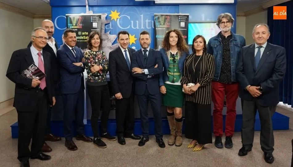 El concejal de Cultura, Julio López Revuelta, y el director del Festival Luz y Vanguardias, Alberto Mariñas, junto los representantes de estos espacios culturales, en la presentación de estas propuestas. Foto Lydia González