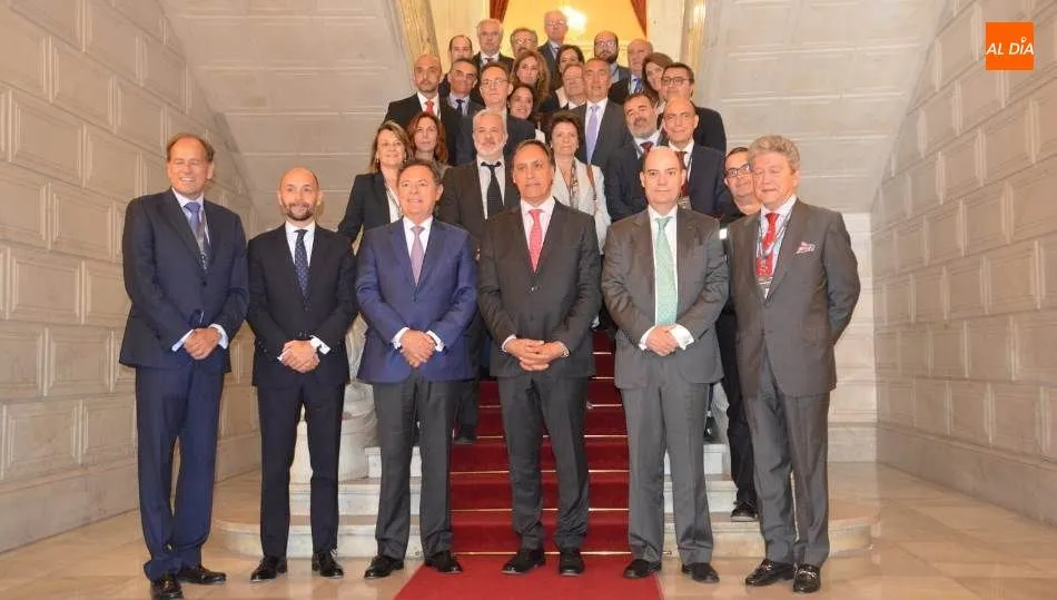 El alcalde de Salamanca, Carlos García Carbayo, en el centro, junto a los participantes en la reunión del Consejo Asesor Internacional y Consejo de Administración de MAPFRE GLOBAL RISKS