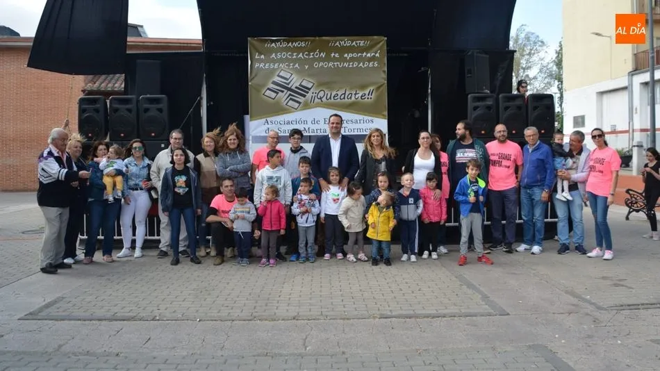 Representantes del Ayuntamiento, de los empresarios locales y vecinos, en la inauguración de la jornada. Foto de Lydia González