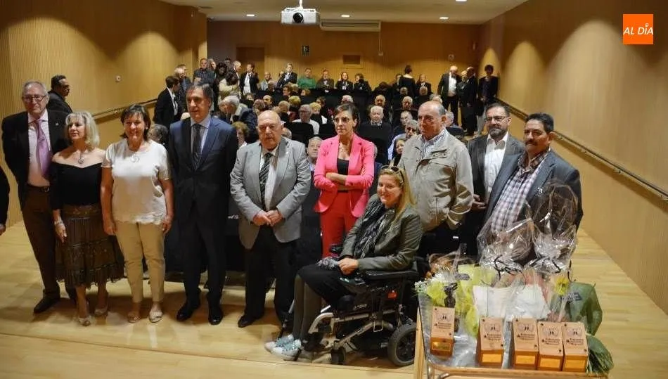 Las concejalas Isabel Macías y Maribel Campo junto al alcalde, Carlos García Carbayo, y los organizadores del acto. Foto de Lydia González