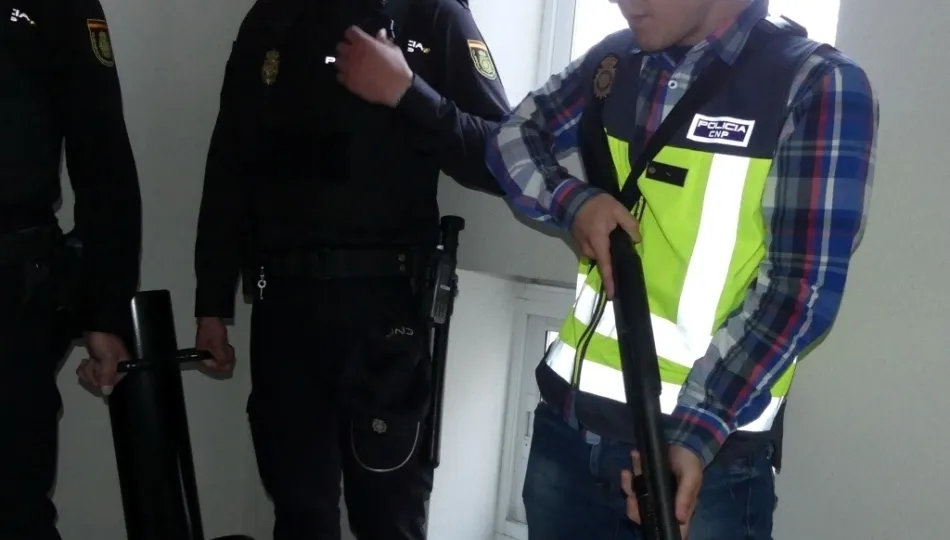 Agentes de la Policía Nacional en uno de los registros de esta operación