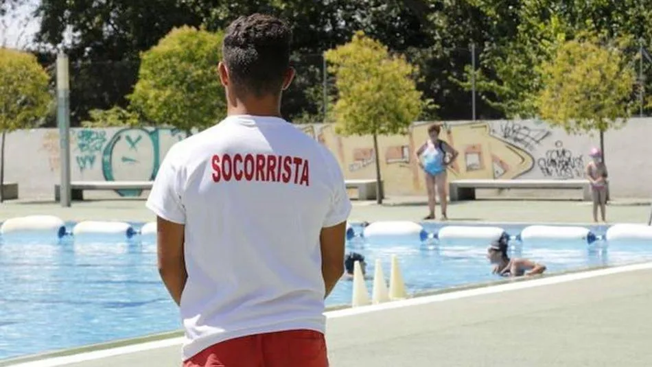Imagen de archivo de un socorrista en una piscina.