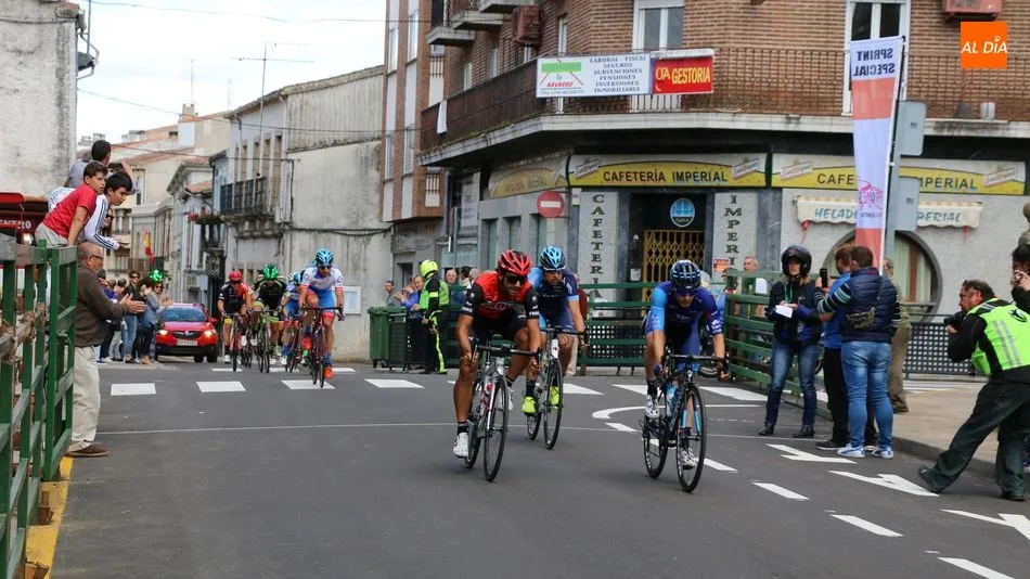 Cabeza de carrera a la llegada de Vitigudino / CORRAL