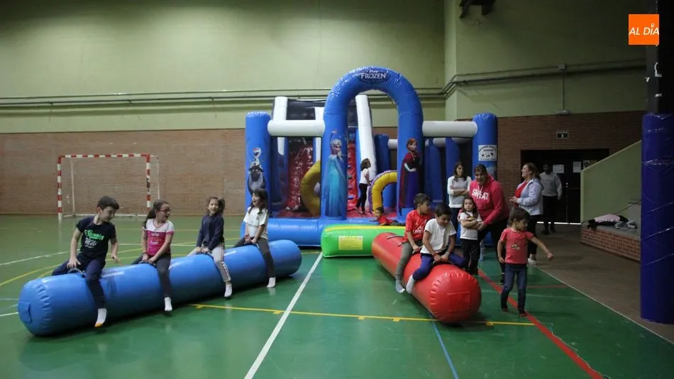 Los más pequeños se divirtieron con los juegos y los hinchables en el pabellón del colegio / MARIBEL