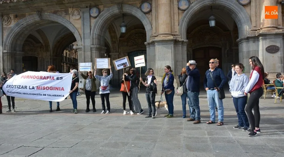 Concentración de la Plataforma Abolicionista de Salamanca en la Plaza Mayor. Foto de Lydia González