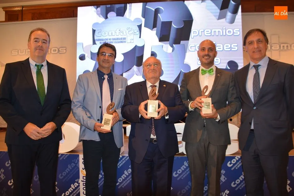 El presidente de Confaes y el alcalde en funciones posan con los premiados. Foto de Lydia González