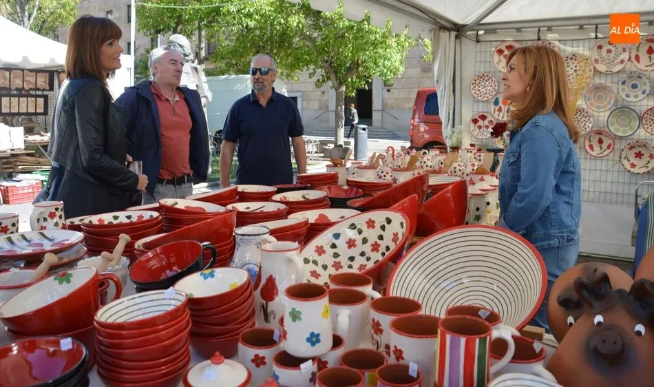 La concejala de Comercio y Consumo, Almudena Parres, ha visitado la Feria de Alfarería. Foto de Lydia González