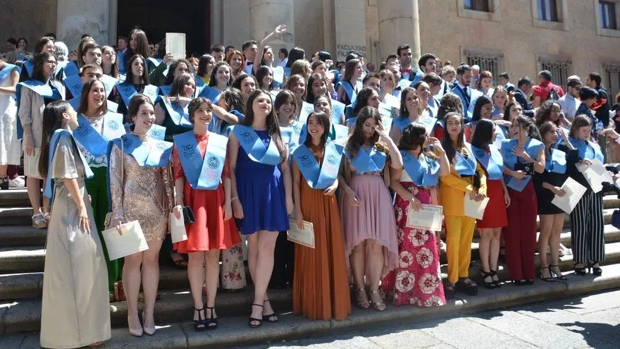 El claustro del Palacio de Anaya ha acogido la graduación de los alumnos de Filología. Foto de Lydia González