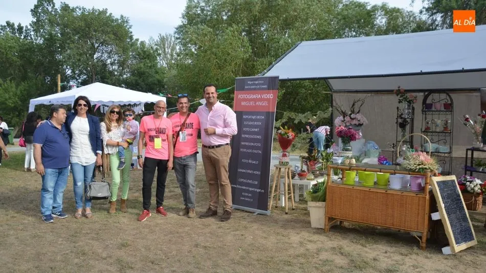 Representantes del Ayuntamiento y de la Asociación de Comerciantes, en la inauguración de la Feria de Primavera. Foto de Lydia González