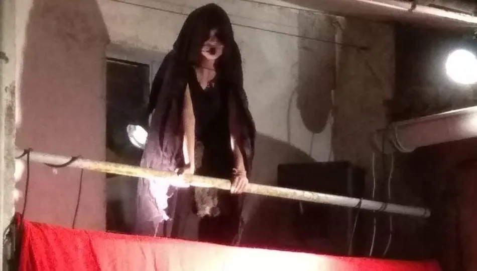 Uno de los momentos de la escenificación de la noche de brujas a cargo de Lombó Teatro