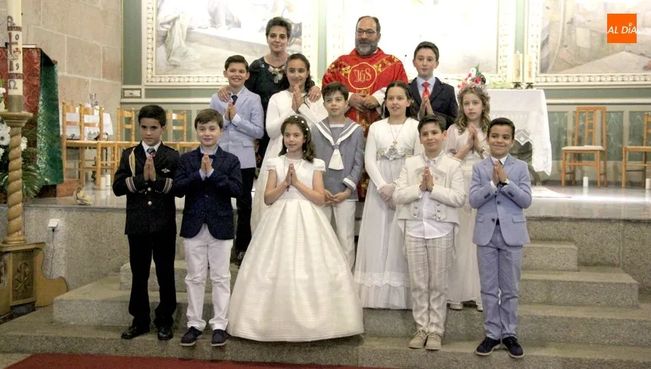 Grupo de niños y niñas con el párroco y su catequista / MARIBEL SÁNCHEZ