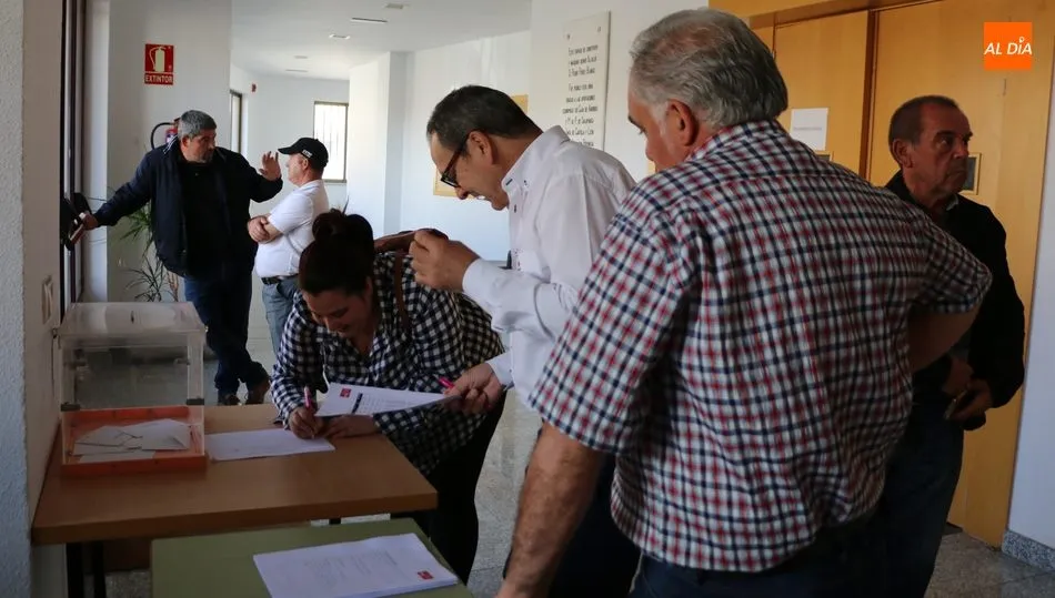 Un momento de la votación de primarias en Vitigudino y donde se encontraban los dos candidatos oficiales, Luis Rodríguez y Jorge Rodríguez / CORRAL