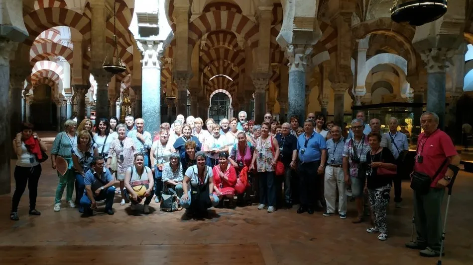 Imagen de los participantes en la excursión a su paso por la mezquita de Córdoba / JOSÉ ANTONIO MARTÍN GARCÍA