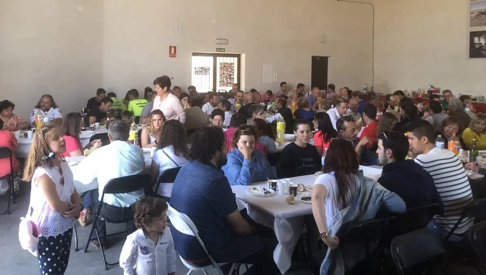 En torno a 200 personas compartían mesa en la comida de hermandad para despedir las fiestas