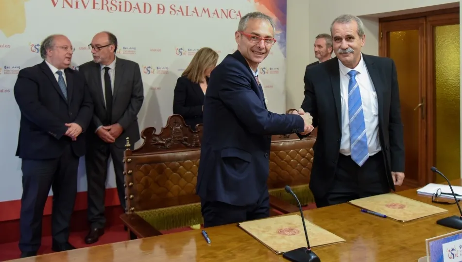 El presidente del Consejo y del Tarccyl, Agustín Sánchez de Vega, con el rector de la institución académica, Ricardo Rivero, en la firma de un acuerdo marco suscrito en la sede de la USAL. Foto USAL