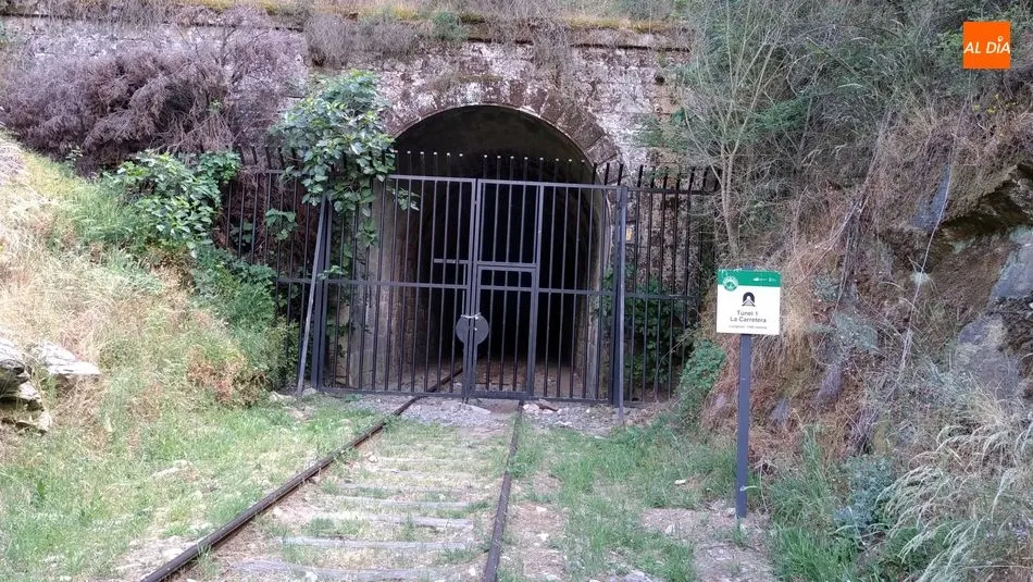 El túnel número 1 está cerrado con una verja de hierro, con una cadena y un candado / E. Corredera