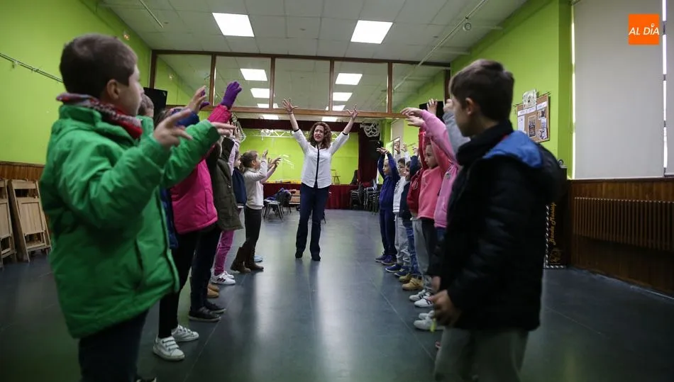 Alumnos de la Escuela de Música en una clase del curso pasado