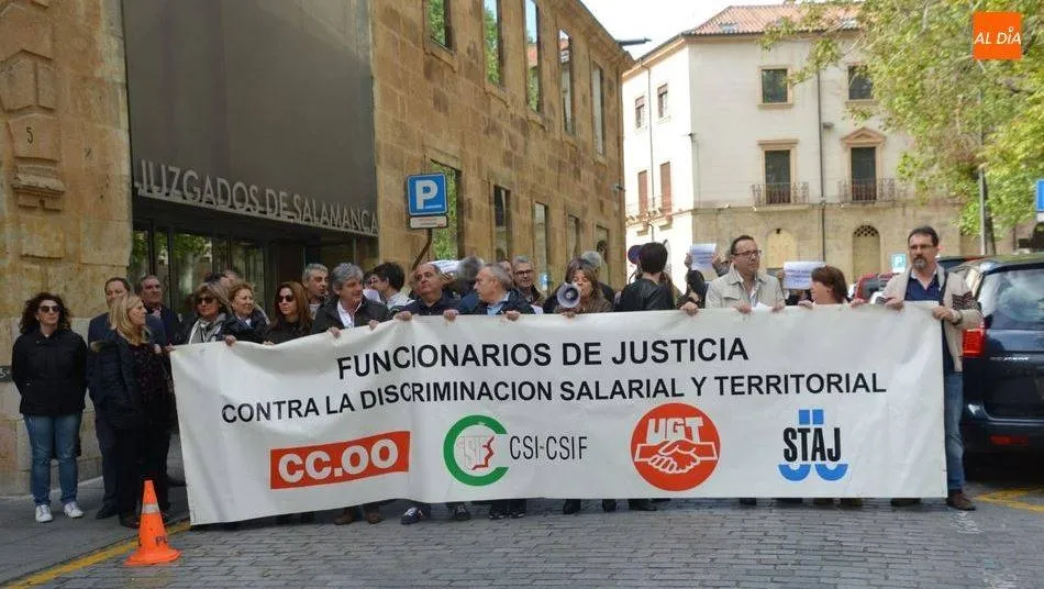 Imagen de una reciente concentración de funcionarios de Justicia a la puerta de los Juzgados