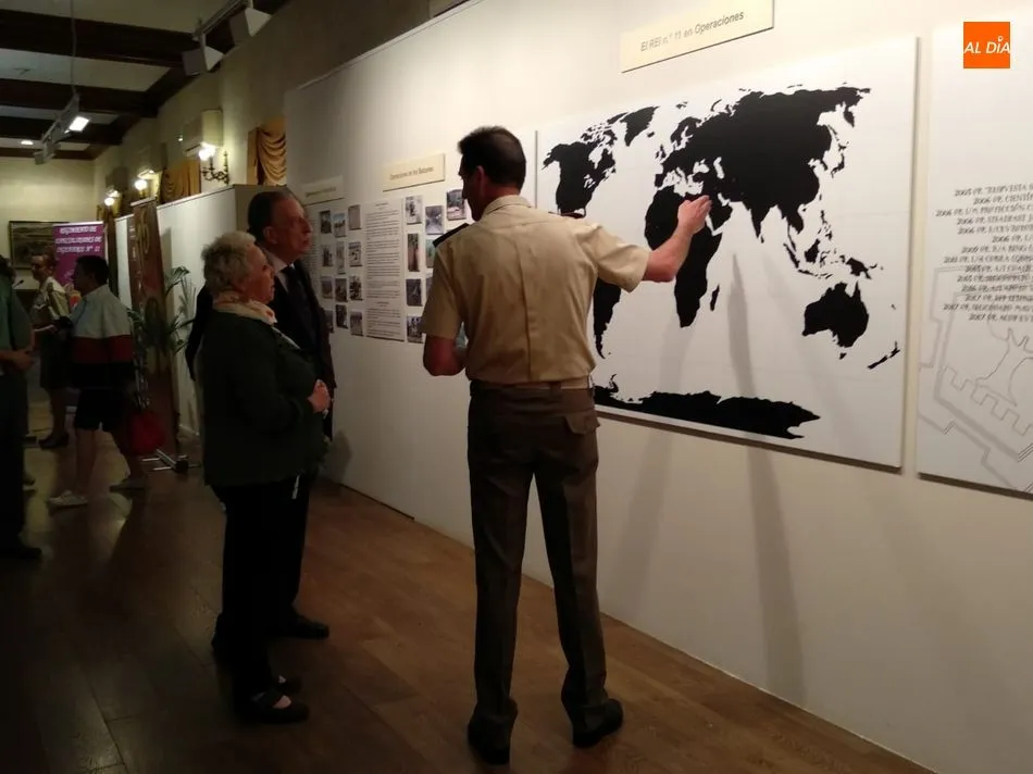 Un momento de la visita inaugural a esta exposición en el Casino