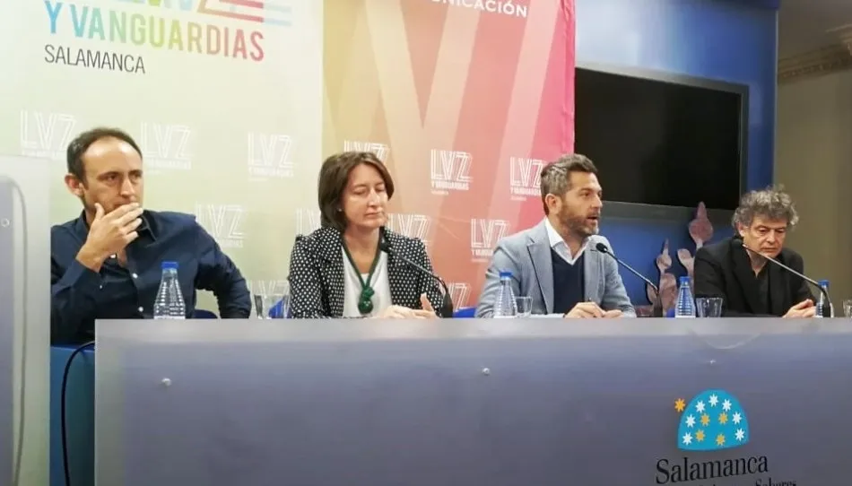 Los artistas José Manuel Ballester y Javier Riera, junto a los organizadores del Festival Luz y Vanguardias