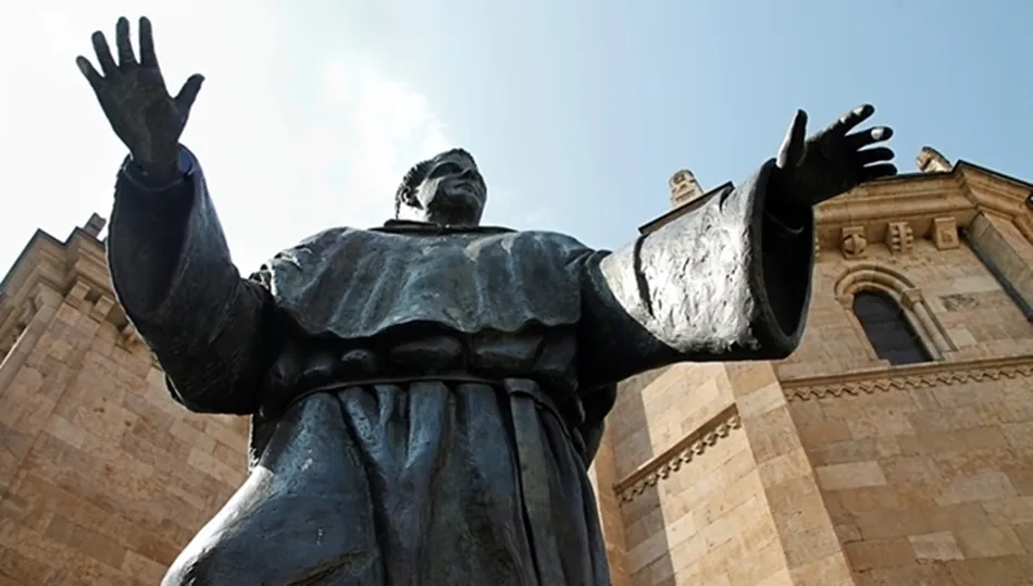 Escultura dedicada a San Juan de Sahagún en Salamanca.