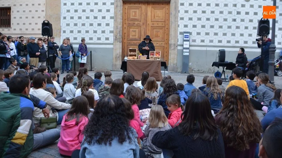 Fernando Saldaña ha presentado su espectáculo teatral en la plaza de San Boal. Foto de Lydia González