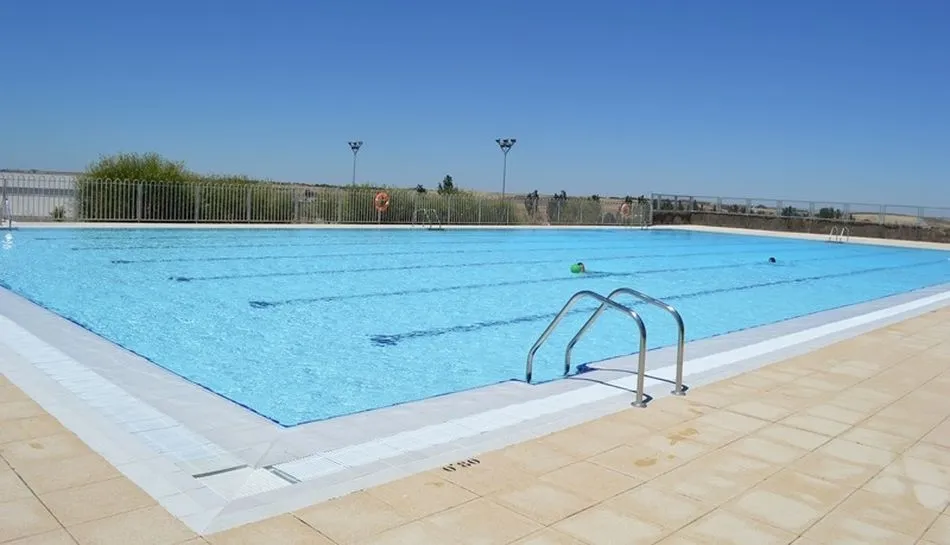 Las piscinas municipales de Villamayor inician la temporada estival el sábado