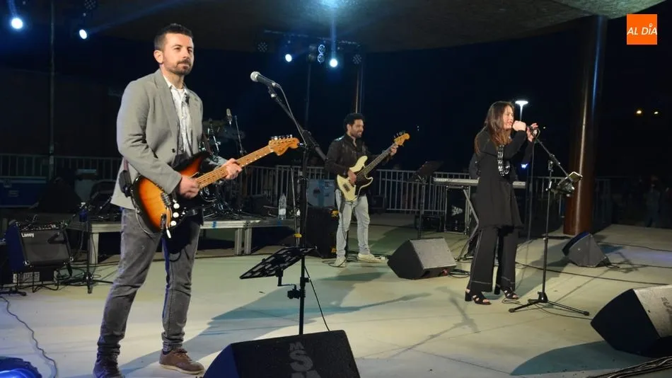 Concierto homenaje a la música disco de los 70 y 80 en el parque Elio Antonio de Nebrija. Foto de Lydia González