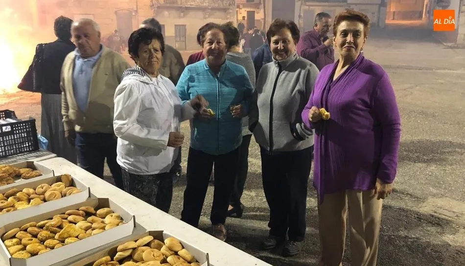 Los vecinos de Villarino celebran la noche de San Juan con la tradicional hoguera de senserina  