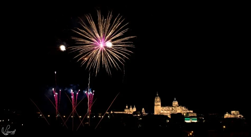 Los fuegos artificiales iluminan el cielo de Salamanca. Foto de Manuel Lamas