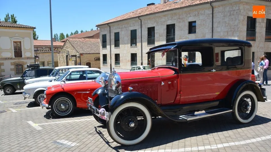 Los vehículos clásicos recorren la ciudad en el paseo más solidario