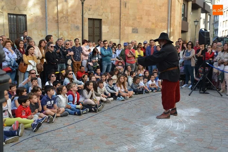 Numeroso público se ha dado cita en la plaza de San Boal. Foto: Lydia González