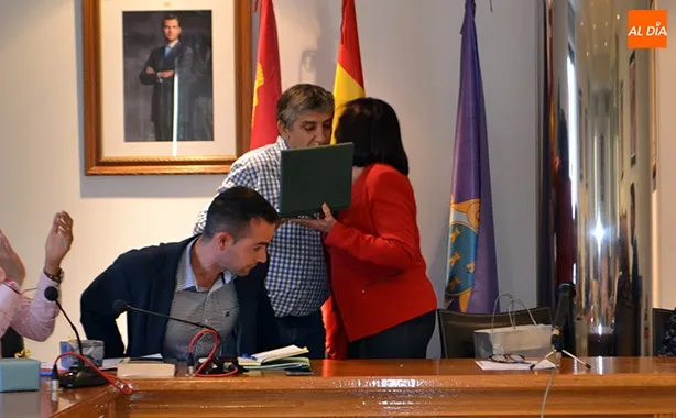 La alcaldesa, Carmen Ávila, entregaba una placa conmemorativa a Isidro Rodríguez durante su último Pleno