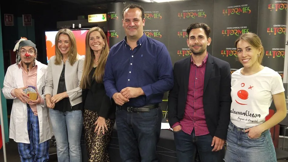 David Mingo, alcalde de Santa Marta de Tormes, en el centro, en la presentación de esta divertida iniciativa